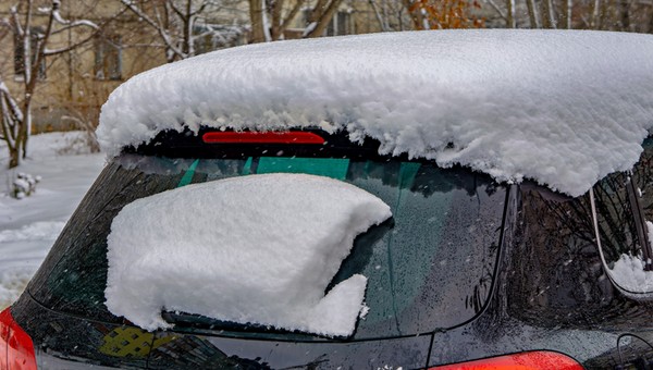 Zaśnieżony samochód - zdj. ilustracyjne