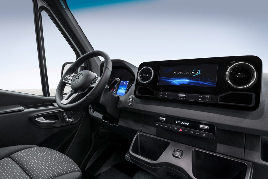 Na ekranie pojawią się aplikacje z telefonu. Będzie Android Auto, MirrorLink, CarPlay. Wloty powietrza żywcem przejęte z nowej Klasy A. Mercedes Sprinter