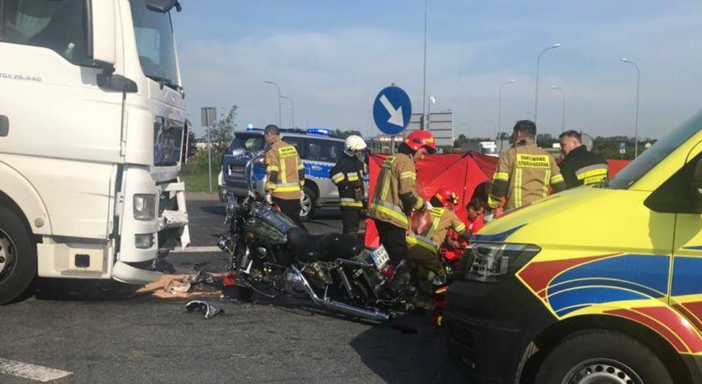 Zderzenie ciężarówki z motocyklem
