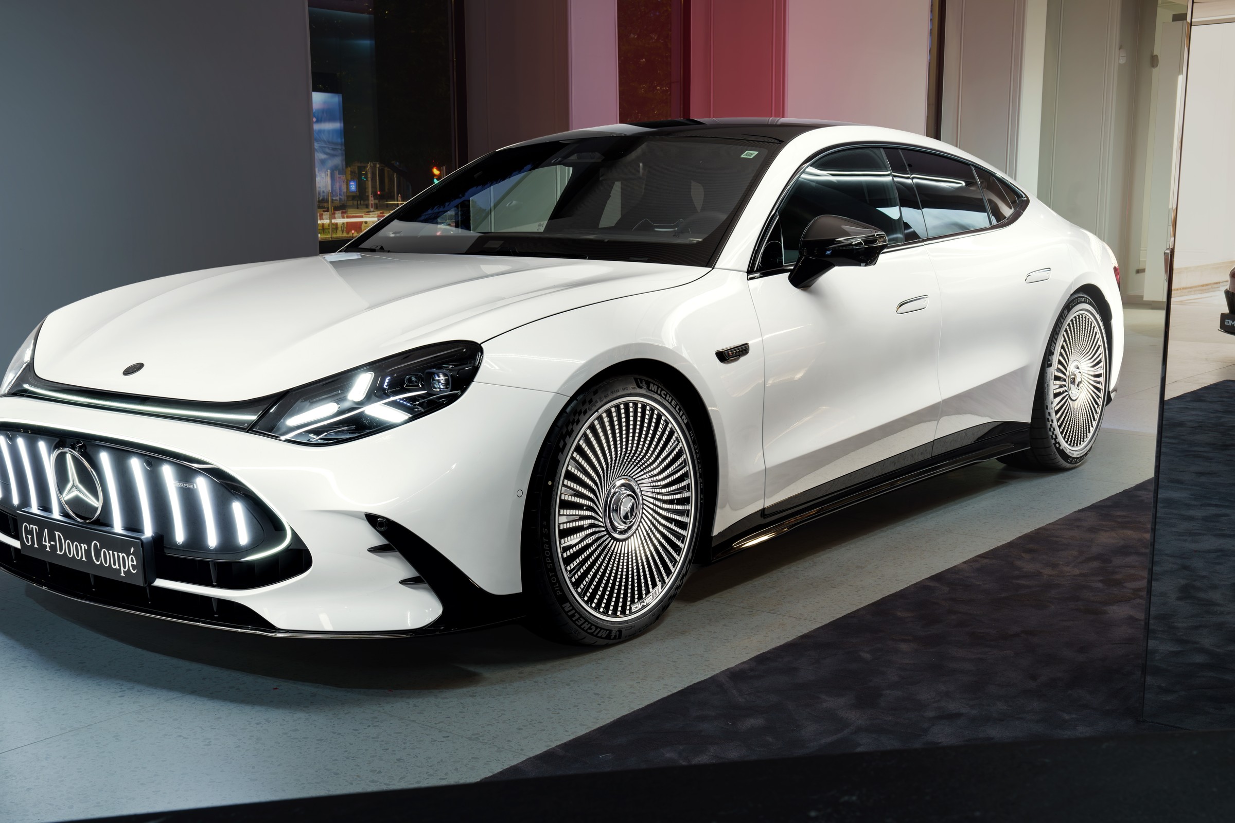 Mercedes prezentuje nowe AMG GT 4-drzwiowe Coupé. Takiego elektryka jeszcze nie było