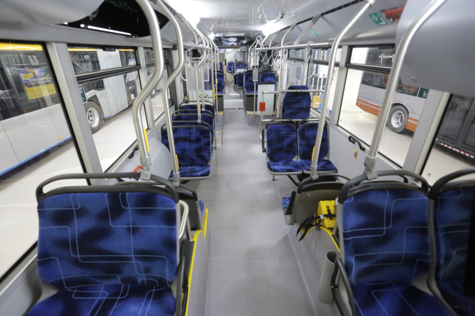 Autobusy produkuje się na zamówienie.To klient decyduje, jaką pojazd będziemiał długość, ile otrzyma siedzeń i drzwi.