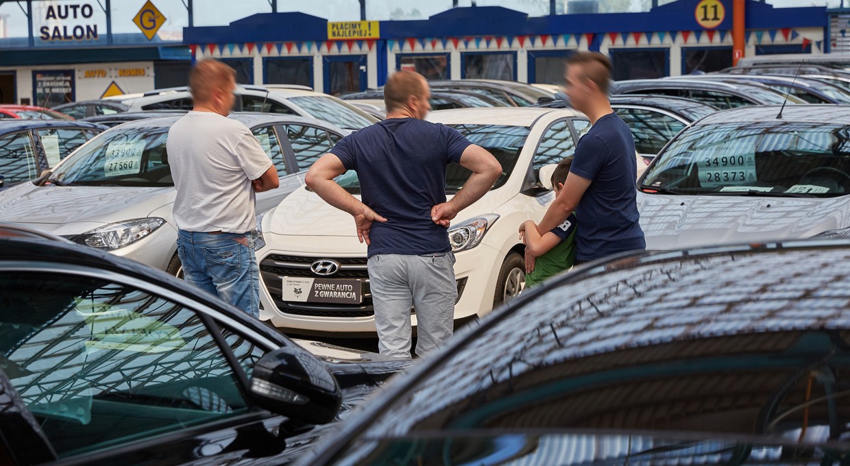 Wstydził się pokazać twarz, ale opisał wszystko. Handlarz powiedział, co robi się w komisach, gdy nikt nie patrzy