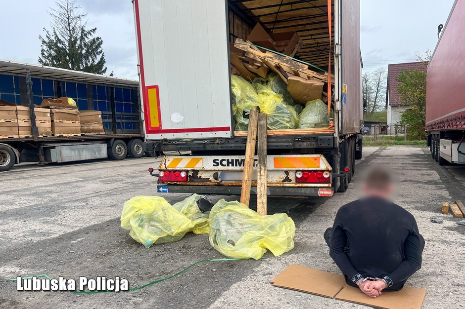 Kryminalni odzyskali skradzioną naczepę ze skrzyniami biegów