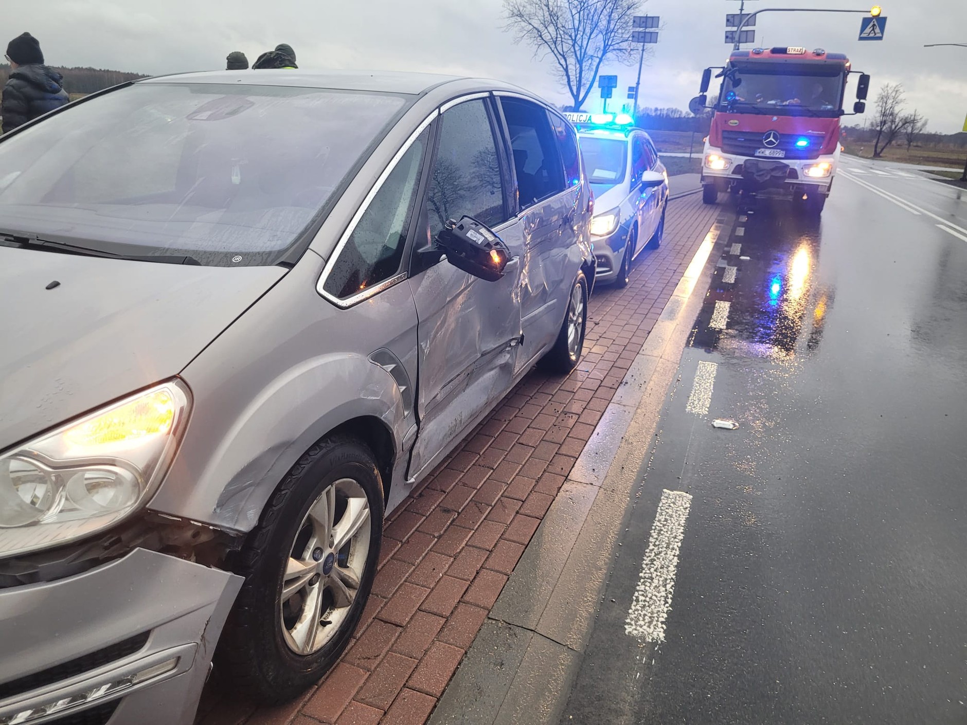 Uszkodzony cywilny Ford S-Max