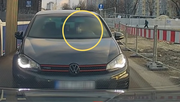 Kobieta pokazała środkowy palec