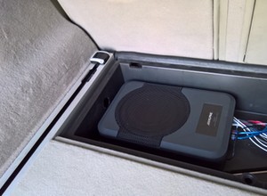 Alpine PWE-S8. Płaski subwoofer, czyli pomysł na niskie tony