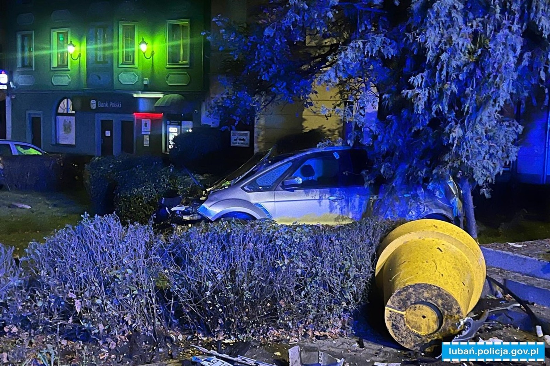 Kierowca forda uderzył w obelisk na placu. Policjanci musieli wezwać strażaków i karetkę