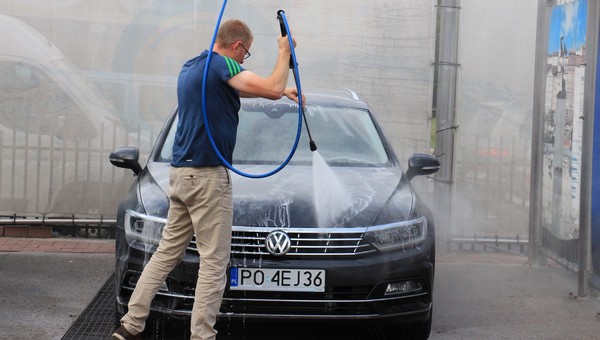 Czy wiesz, jak korzystać z myjni? Zamiast umyć auto, możesz je uszkodzić