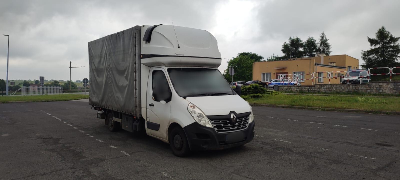 Kierowca próbował uniknąć kontroli. Miał ku temu powód