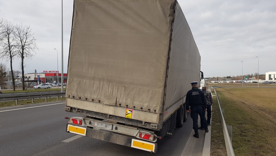 W naczepie ciężarówki pracownicy inspekcji transportu drogowego zauważyli brak jednego koła