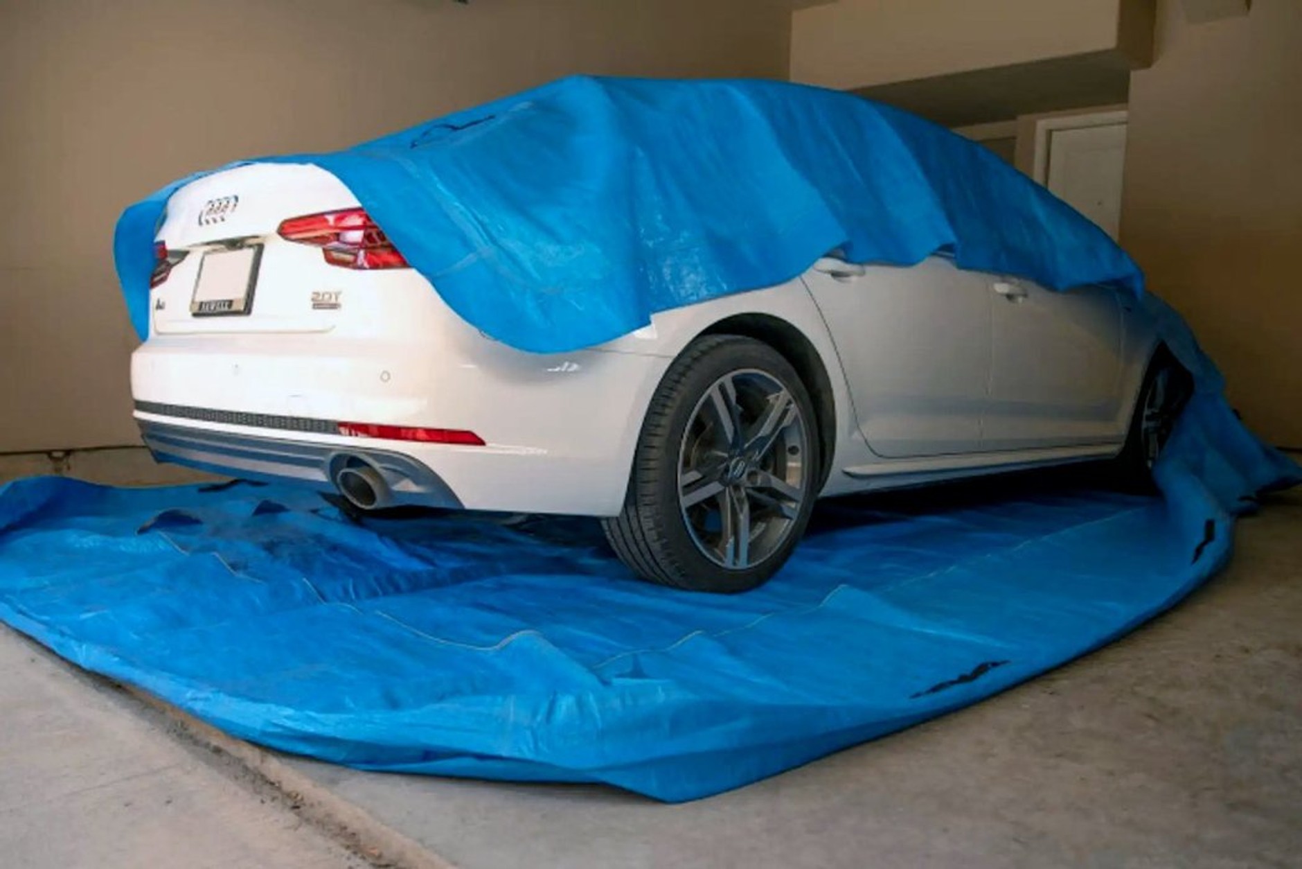 Wodoszczelny pokrowiec zabezpieczający auto przed zalaniem