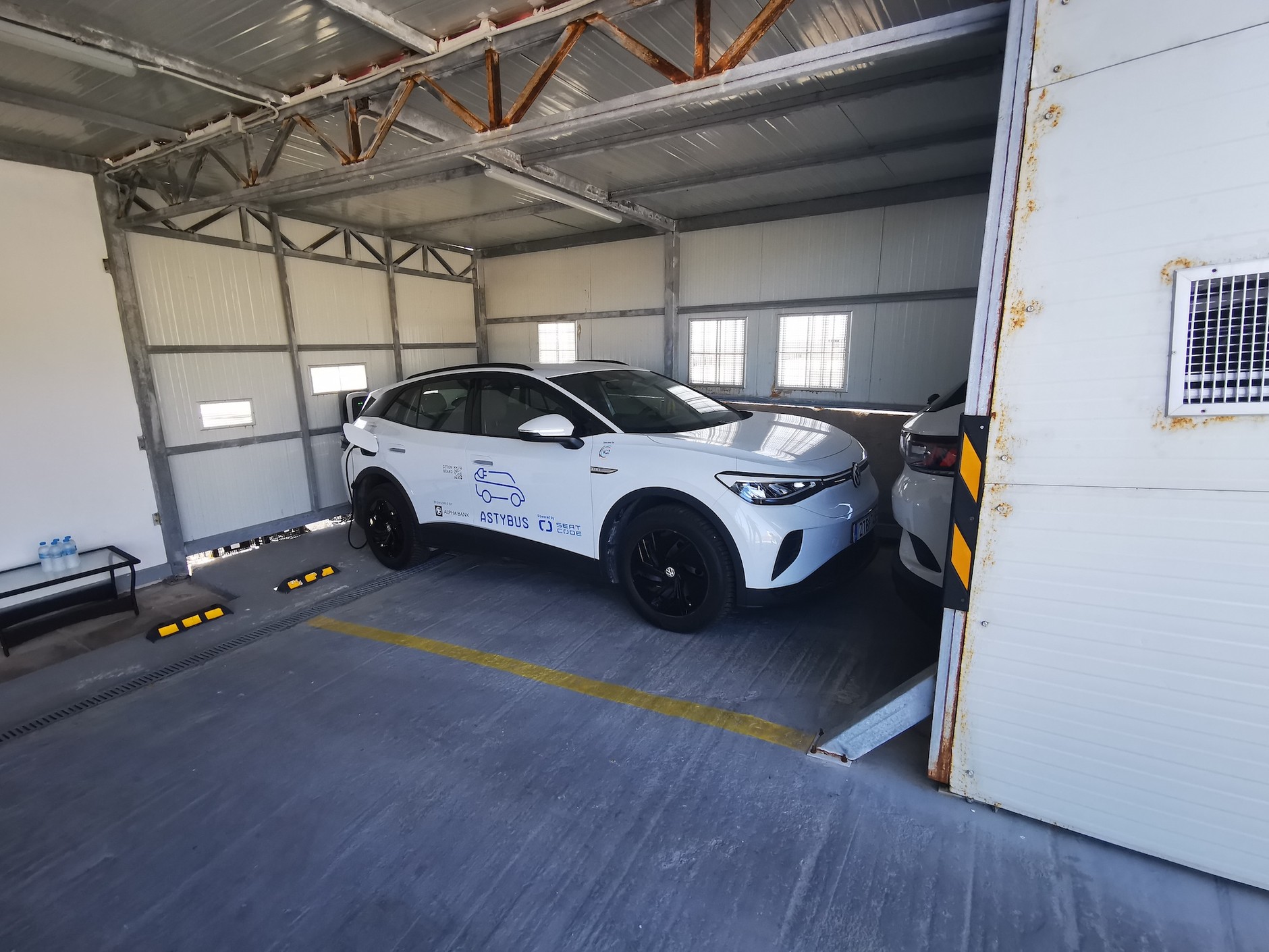 W komunikacji publicznej wykorzystywane są małe elektryczne busy oraz Volkswageny ID.4