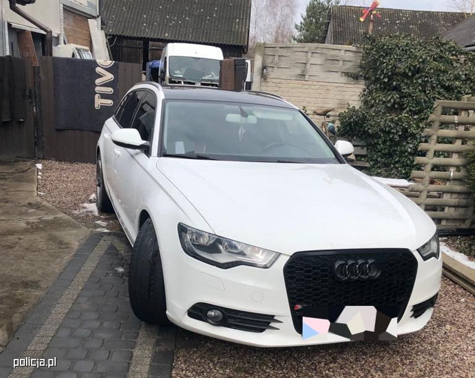 Policjanci pokazali wnętrze "dziupli". A w niej fury za 200 tys. zł