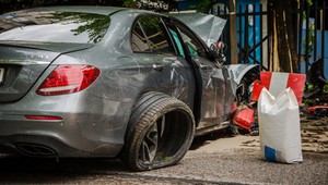 Kierowca Mercedesa wjechał w robotników. Mógł być nietrzeźwy lub pod wpływem innych środków