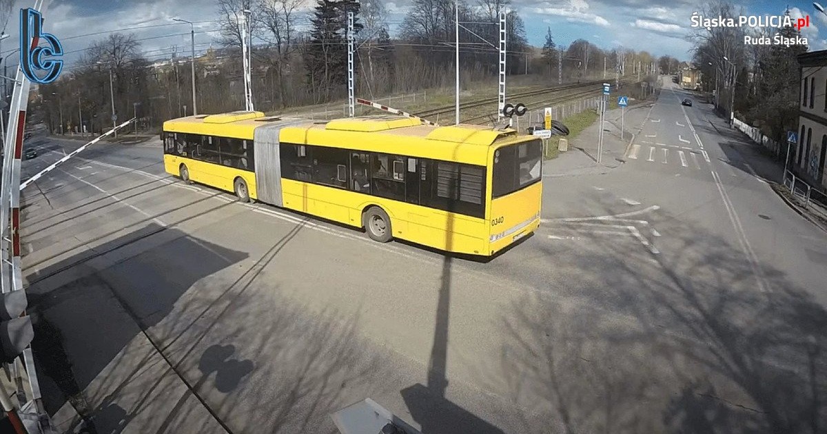 Autobusem miejskim wjechał na przejazd kolejowy