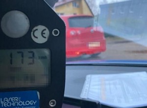 Przekroczył prędkość o ponad 100 km/h. Dostał 2,5 tys. zł mandatu