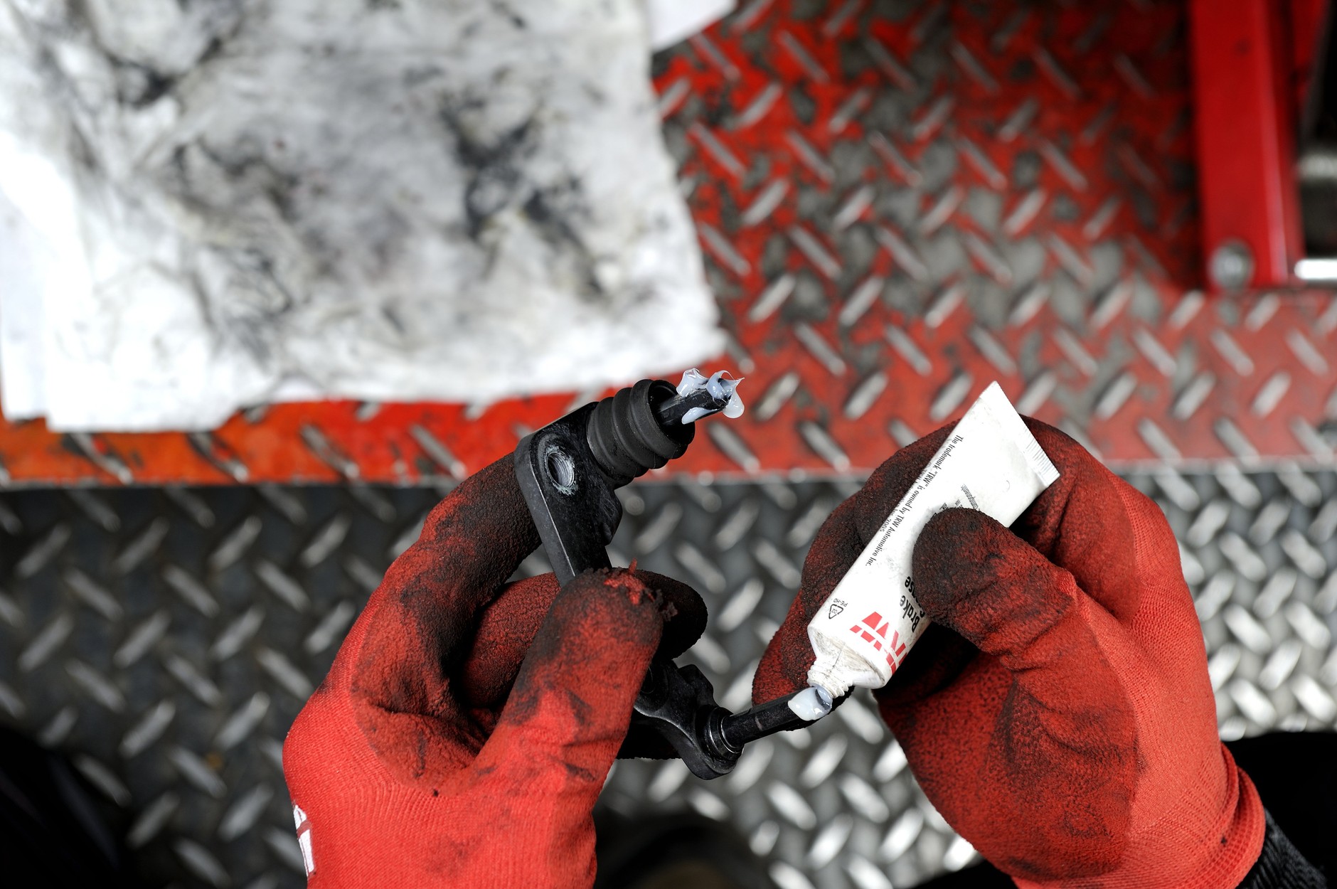 Smarowanie elementów prowadzących specjalnym smarem do hamulców