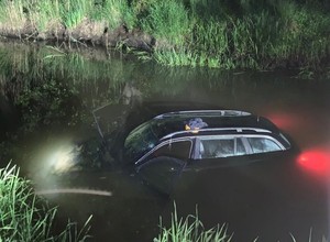 Kierowca BMW wypadł z drogi i zakończył jazdę w rzece