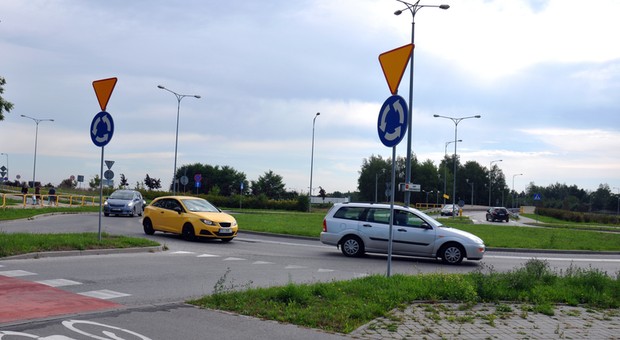 Objeżdżanie ronda prawym pasem. Zrozumiały, ale nie za dobry nawyk kierowców