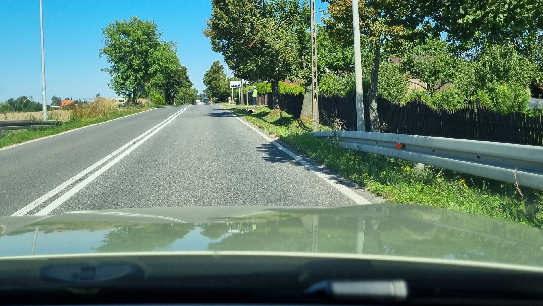 Manekin ustawiony przy drodze krajowej nr 45 pod Kluczborkiem