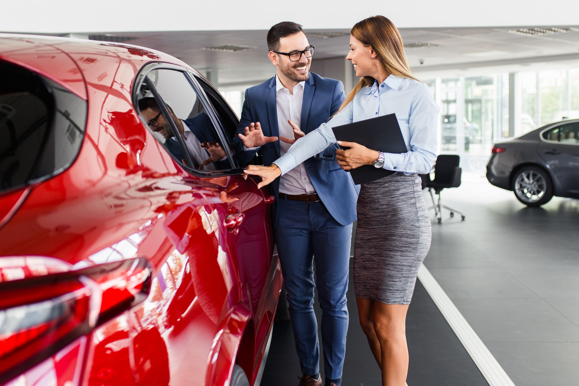 Jak negocjować cenę na wyprzedaży nowych aut? Ekspert radzi: tak kupisz nie tylko tanio, ale i dobrze