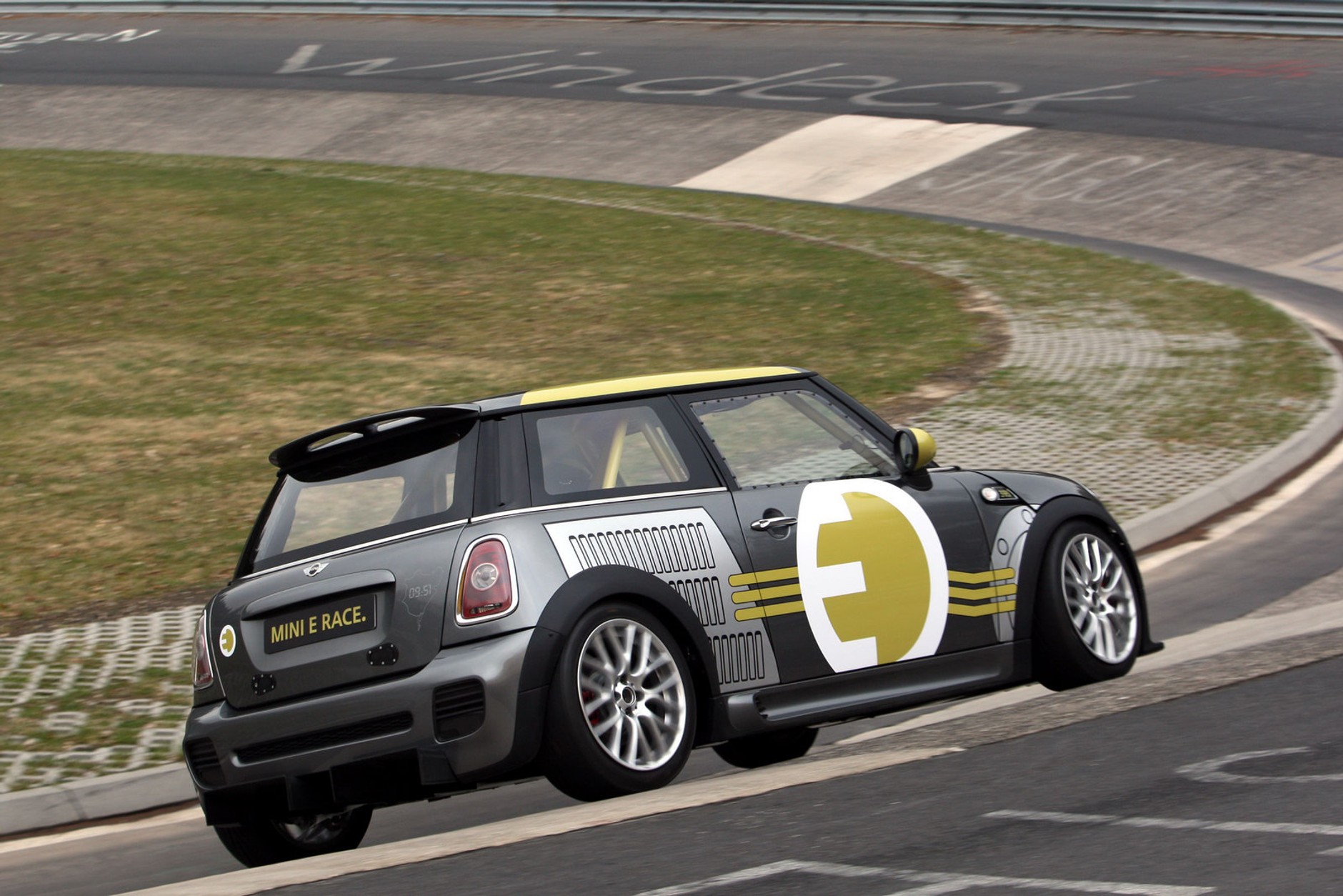 Rekord Mini E Race na słynnym torze Nürburgring-Nordschleife