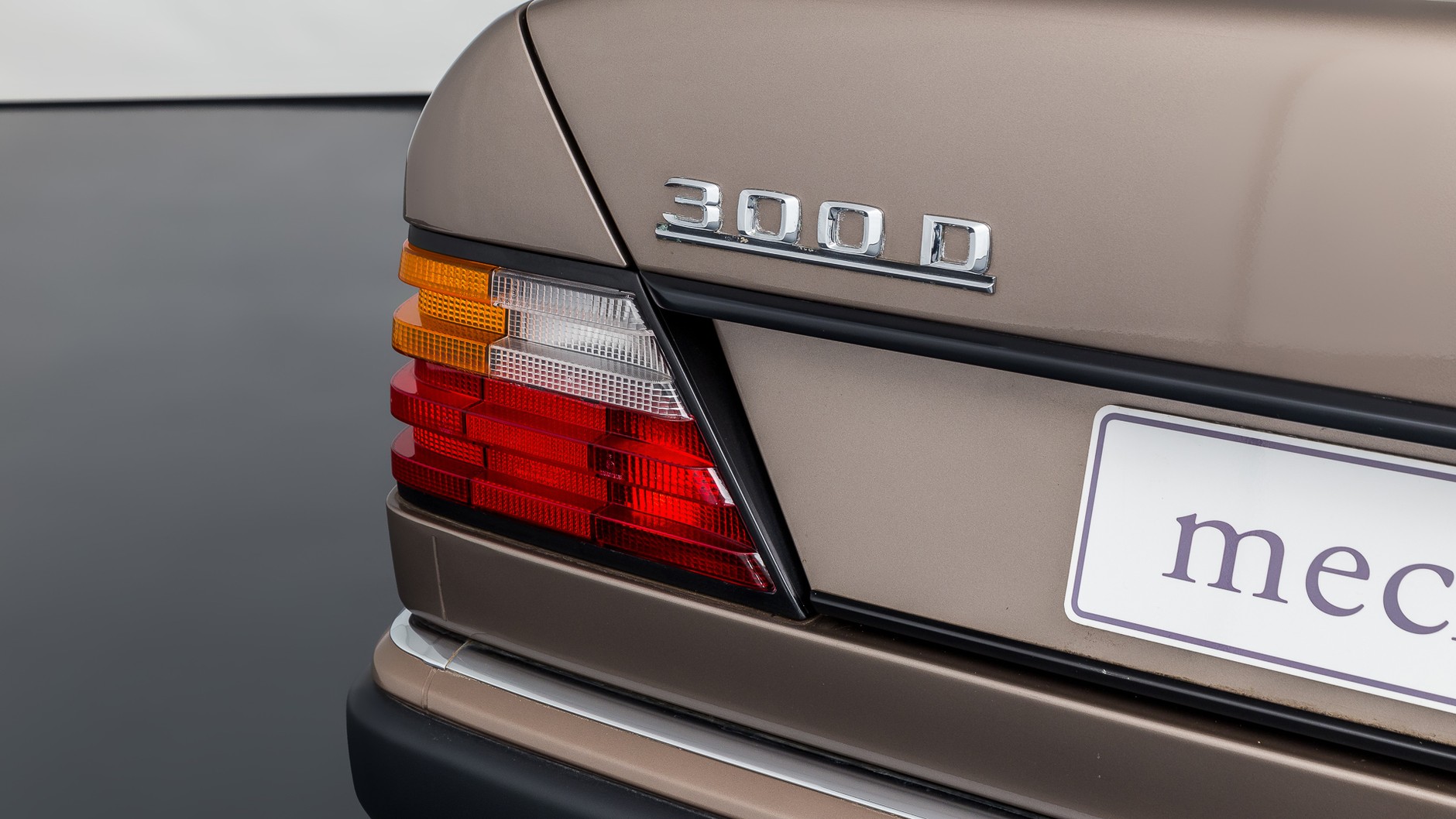 Mercedes 300 D z przebiegiem 384 km