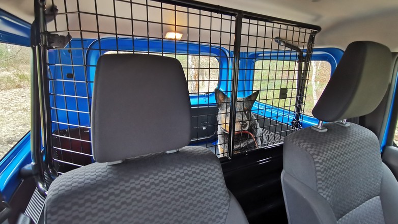 Suzuki Jimny- krata oddzielająca przedział pasażerski od agażowego