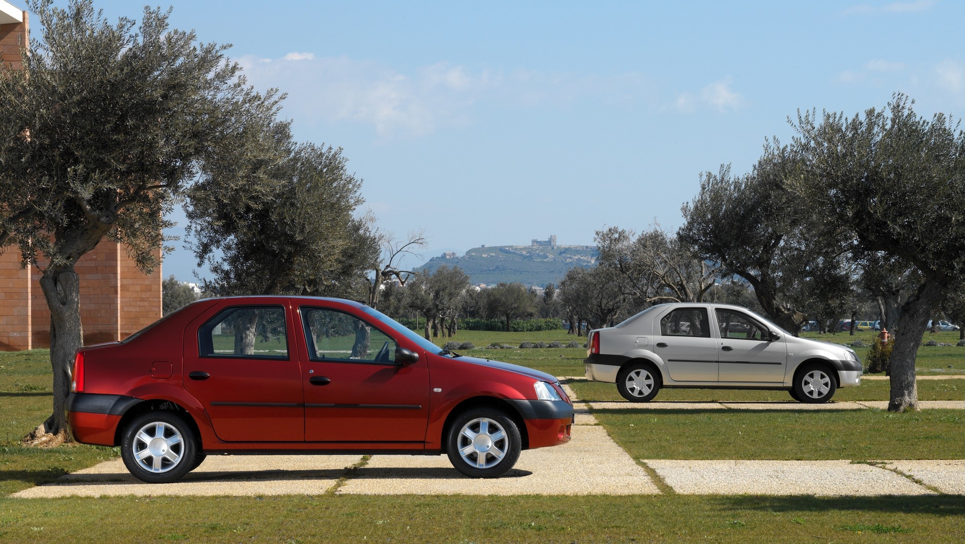 Dacia Logan I: pierwsza Dacia zaprojektowana od podstaw po przejęciu przez Renault.