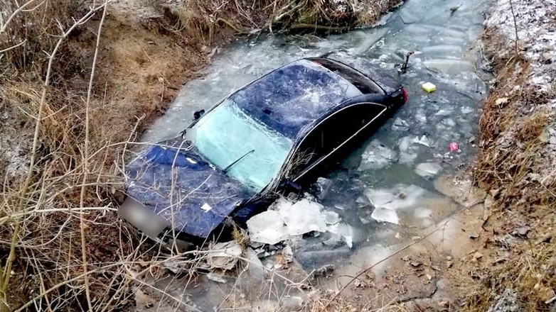 Audi w rowie melioracyjnym