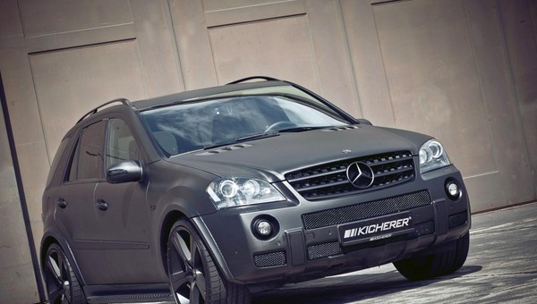 Złowieszczo matowy Mercedes ML