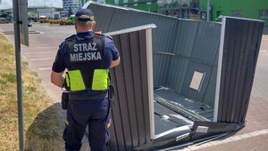 Nietypowa interwencja strażników miejskich. "Halo, fruwa garaż" [ZDJĘCIA]