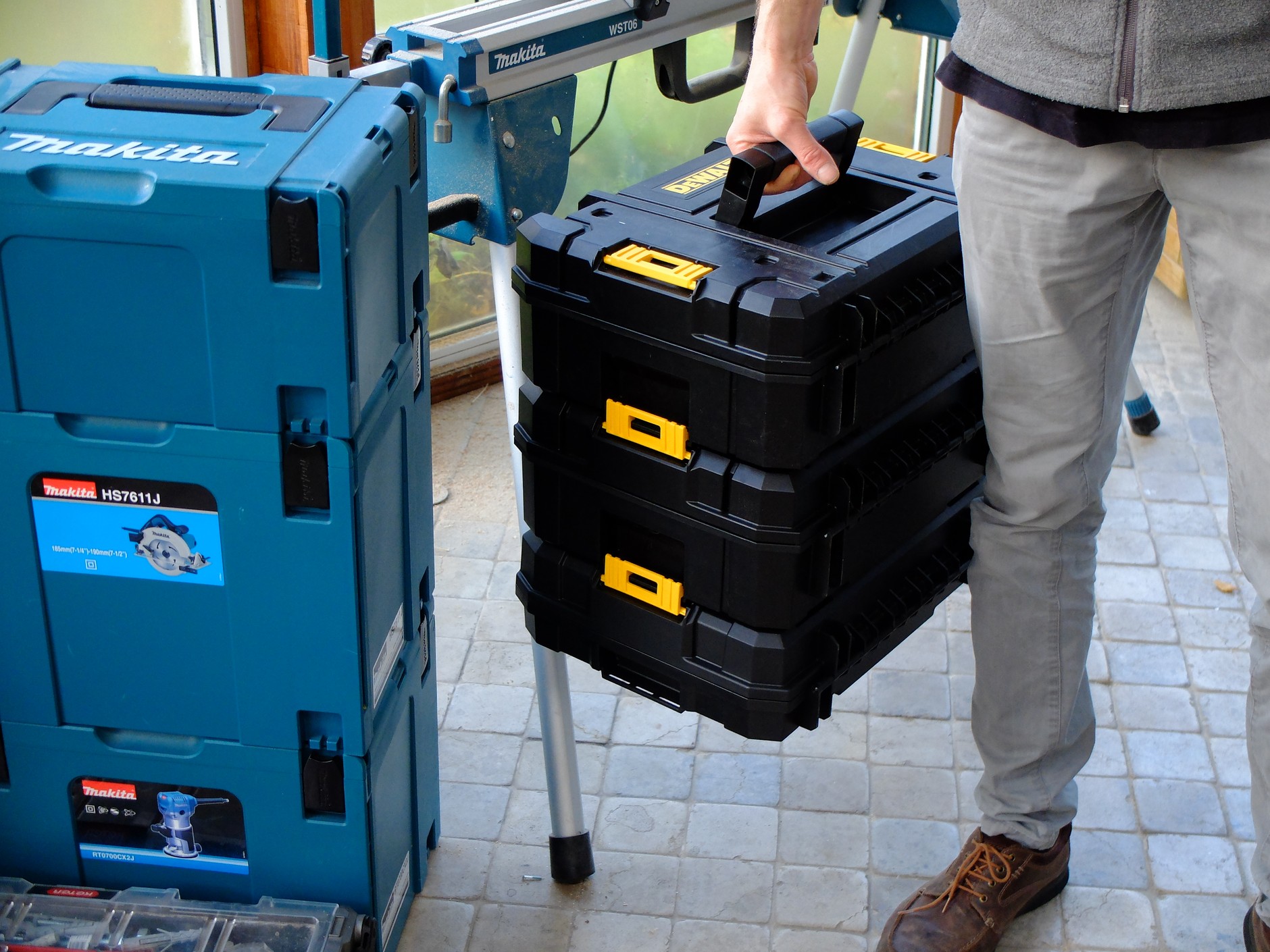Kufry systemowe można łączyć ze sobą – ułatwia to przechowywanie i transport