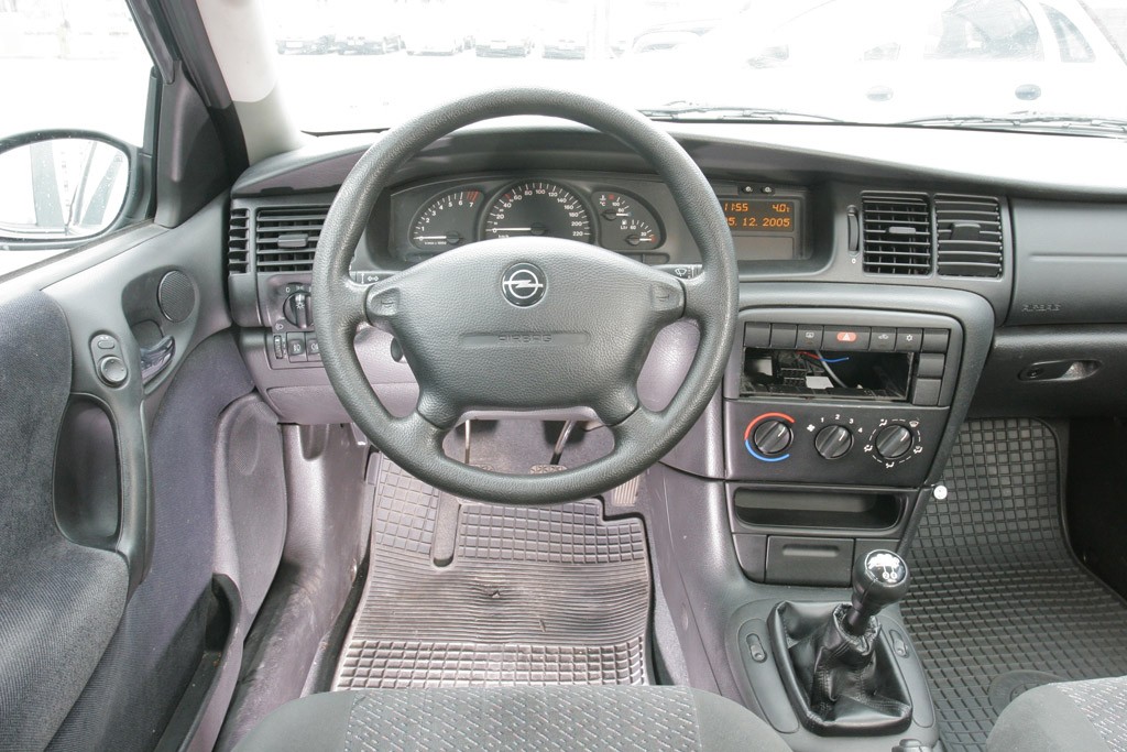 Opel Vectra B kontra Dacia Logan: dwa pomysły na tani samochód