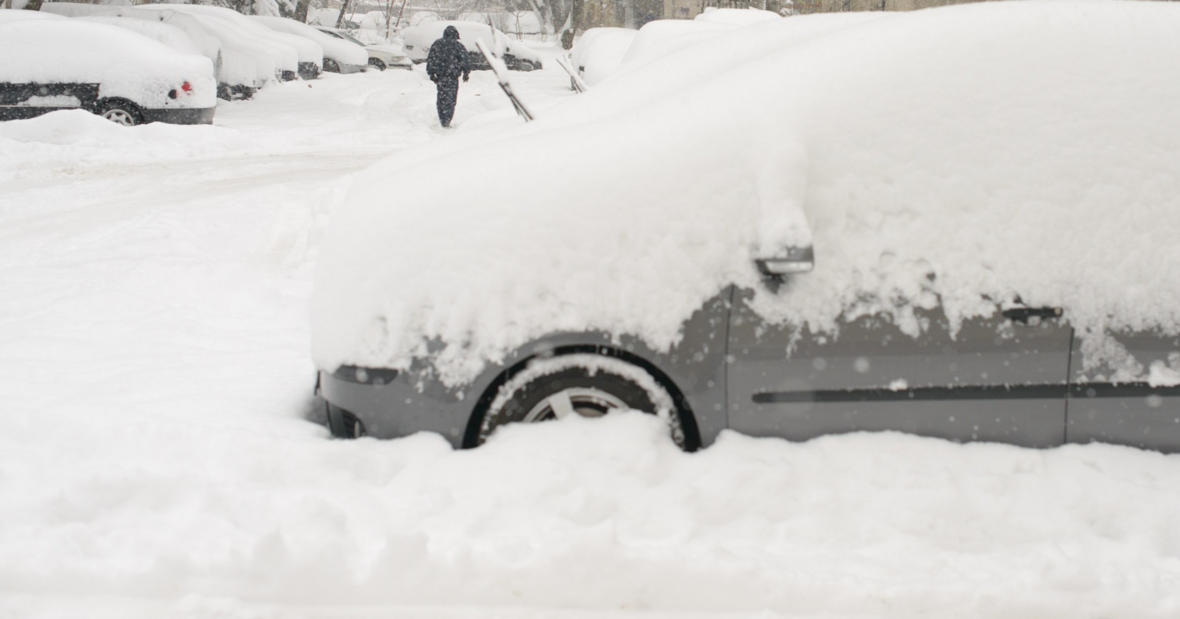 Zasypane śniegiem samochody na parkingu