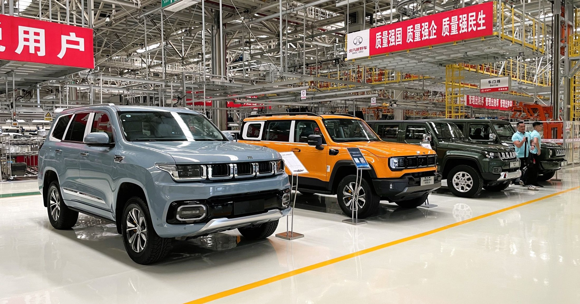 Świeżo wyprodukowane chińskie SUV-y BAIC na wystawie w fabryce