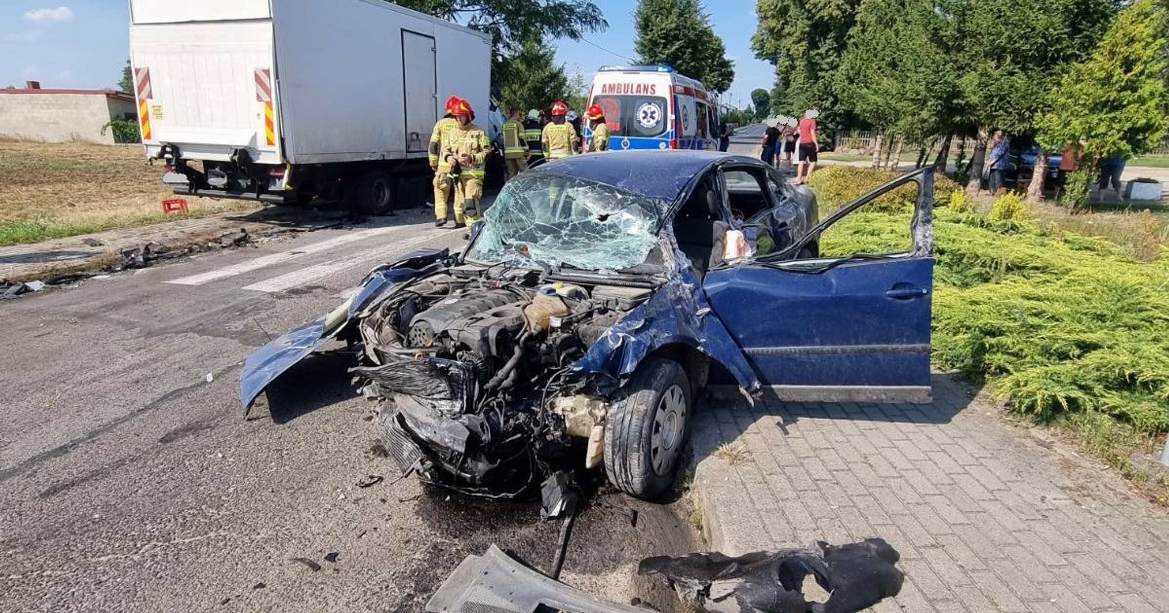 Zderzenie samochodu osobowego z ciężarówką w Złotkowie