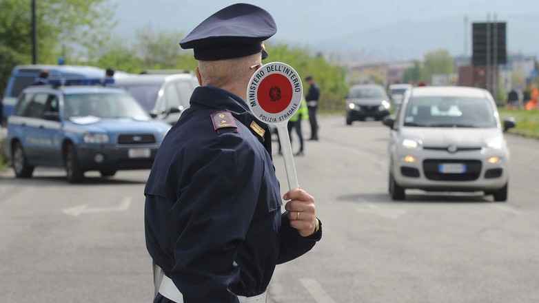 Włoska policja od maja będzie sprawdzać opony! Drakońskie kary za niewłaściwe ogumienie