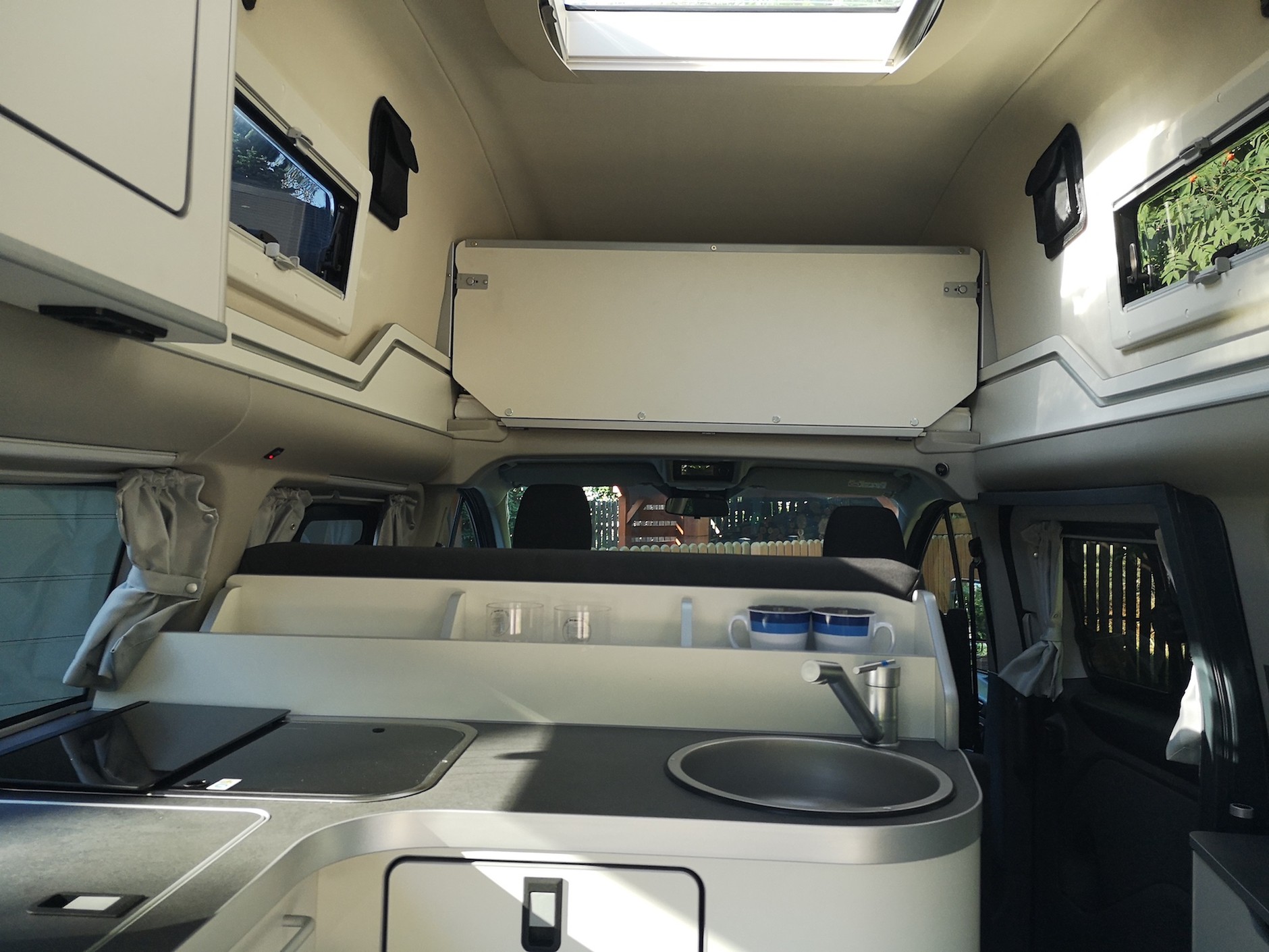 Ford Transit Custom Nugget Plus: po złożeniu górnego łóżka po calej powierzchni mieszkalnej można poruszać się w pozycji wyprostowanej – nad głową jest jeszcze dużo przestrzeni