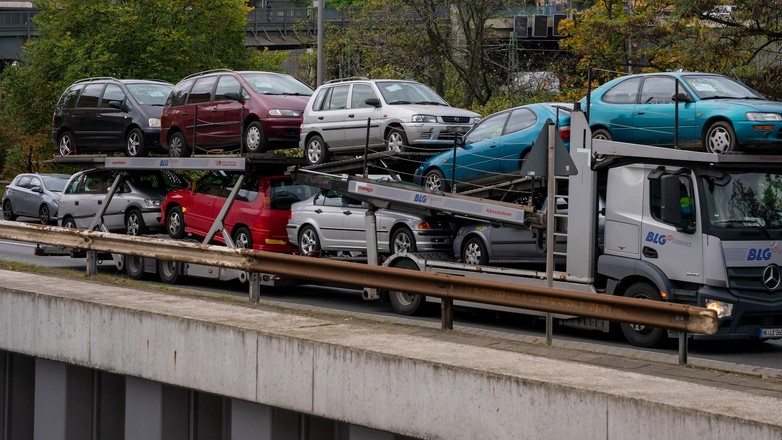 Laweta z samochodami