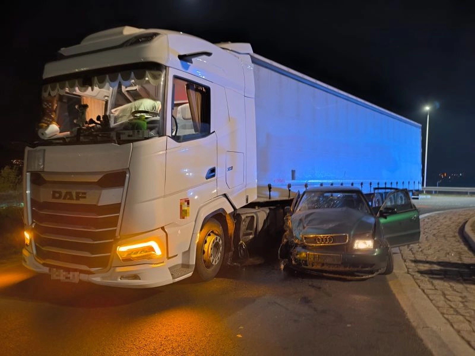 Pijana 17-latka starym Audi wjechała w tira. Wcześniej uciekała przed policjantami