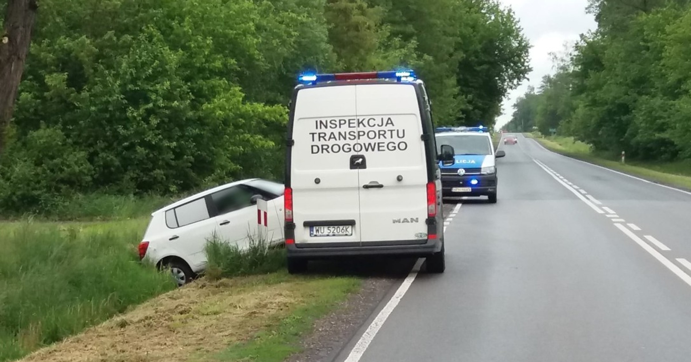 Stał koło auta w rowie. Na widok ITD zaczął uciekać 