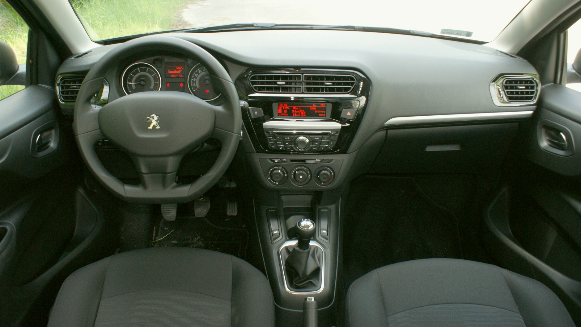 Wnętrze Peugeota 301 jest estetyczne i ponadczasowe