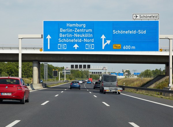 Zaparkował ciężarówkę przy niemieckiej autostradzie. Trzeba było wezwać policję