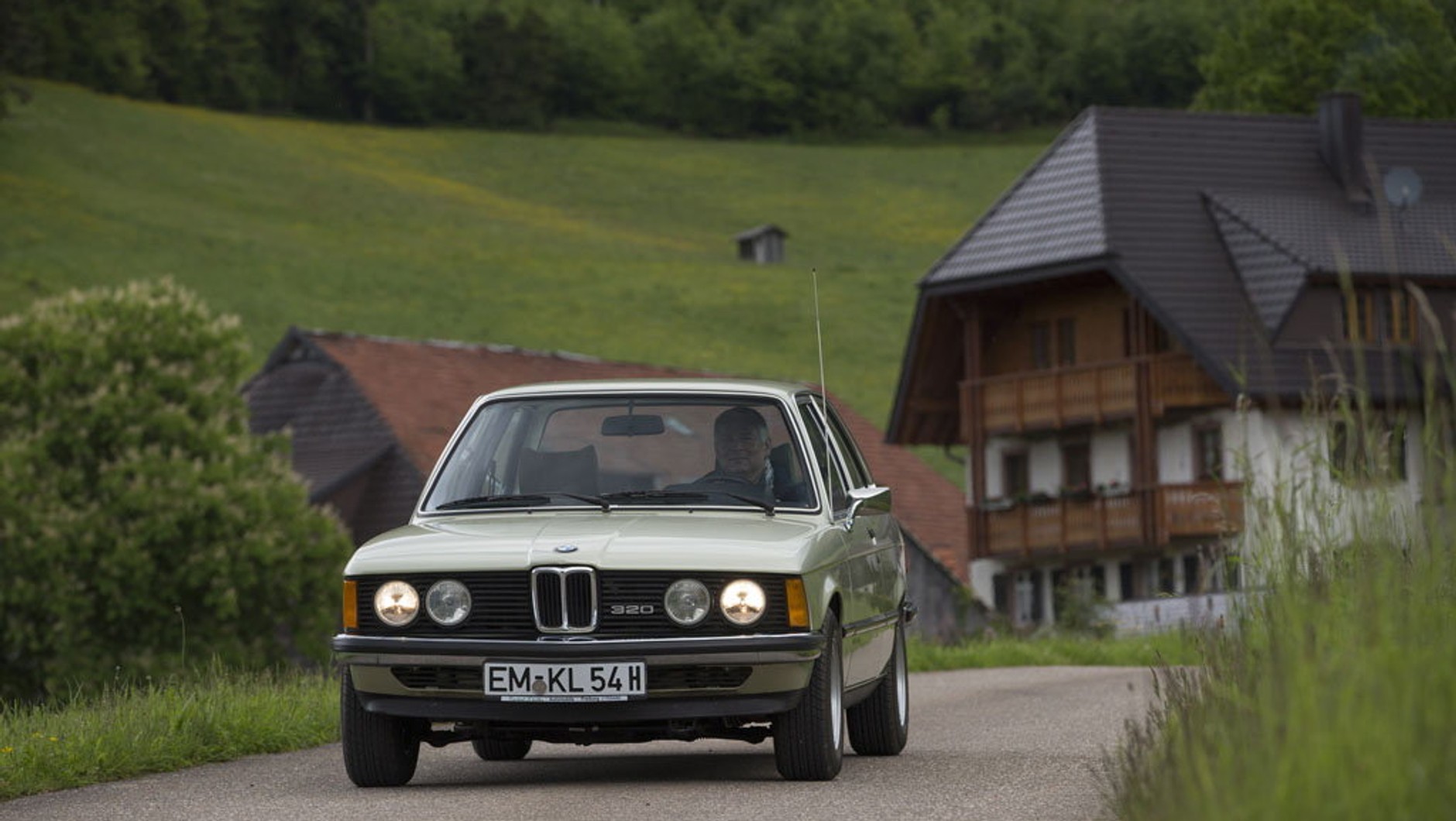 Według Classic Data BMW 320/6 w stanie 3 kosztuje około 3800 euro. Jednak egzemplarze, które wyglądają jak nowe – takie jak samochód widoczny na zdjęciach – są znacznie droższe