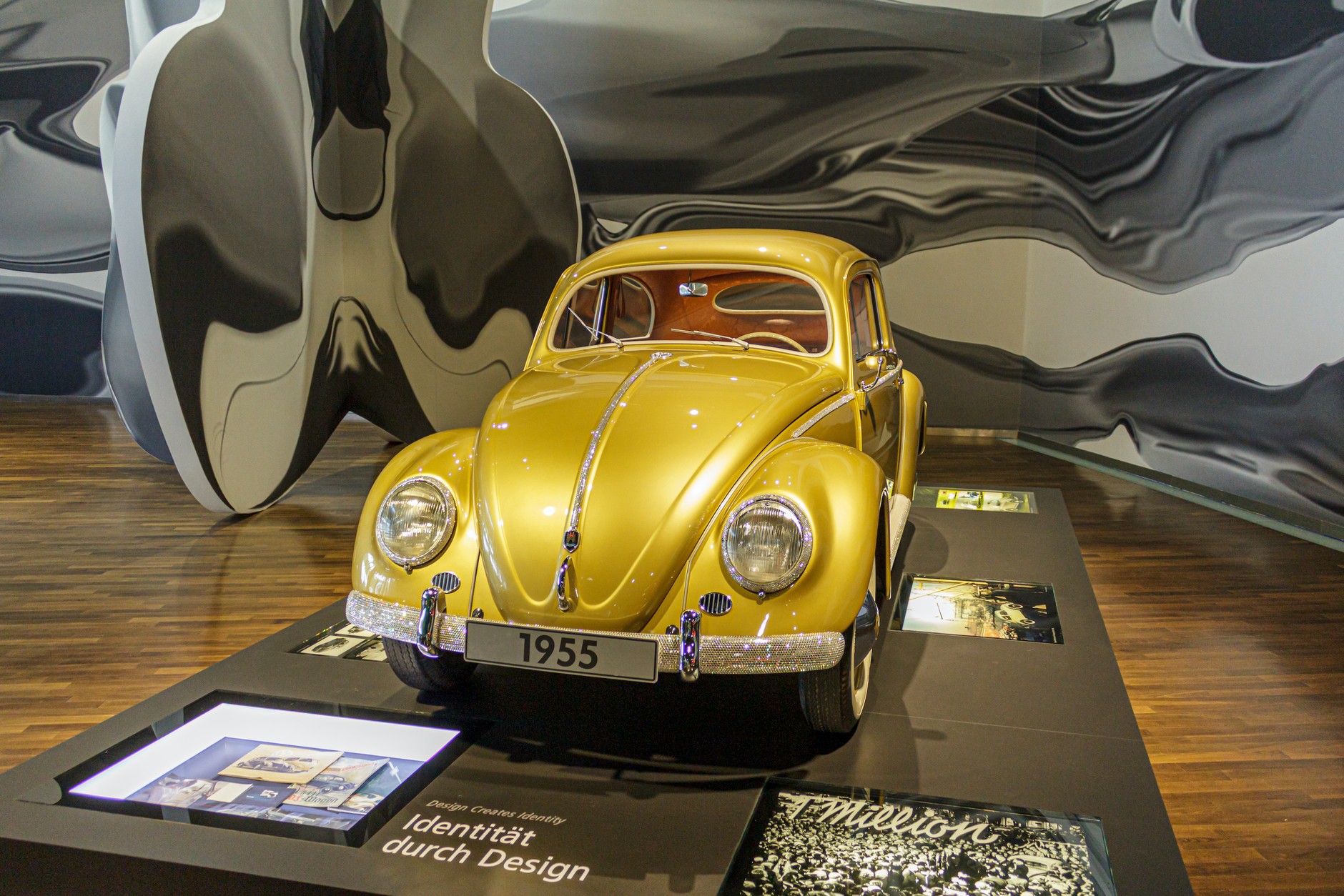 Volkswagen Garbus w miasteczku samochodowym w Wolfsburgu