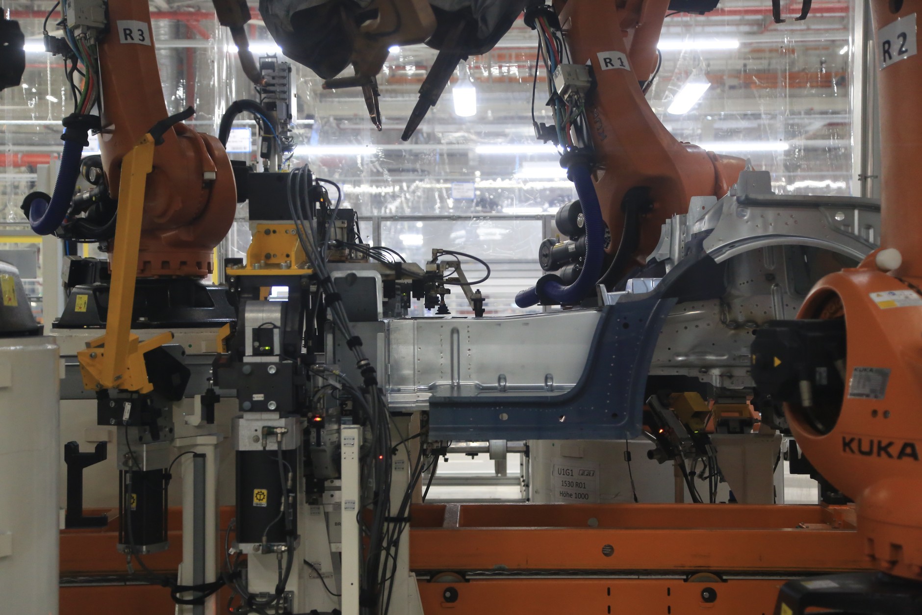 Fabryka Volkswagena we Wrześni: etapy produkcji Craftera na spawalni