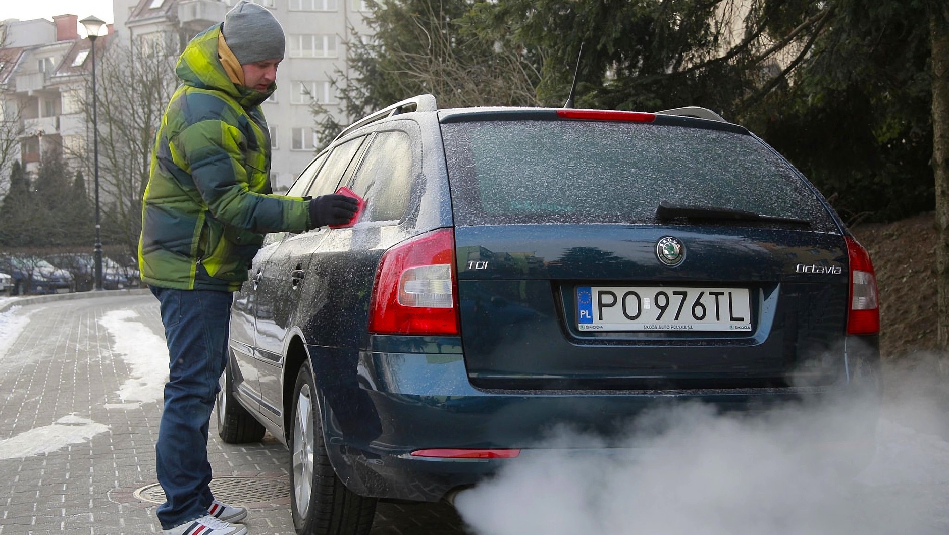 Skrobanie szyb samochodu z włączonym silnikiem