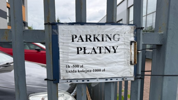 Absurdalny cennik parkowania przy drodze publicznej w Warszawie