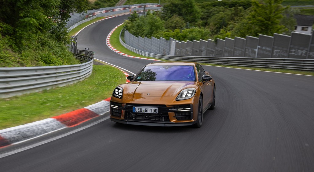 Porsche Panamera na torze Nurburgring